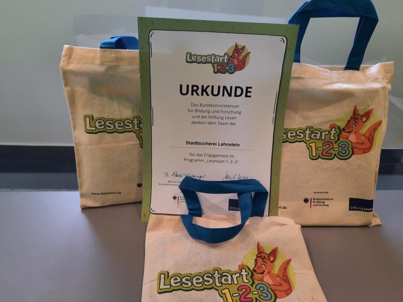 Stadtbücherei Lahnstein mit Urkunde vom Projekt „Lesestart 1-2-3“ ausgezeichnet – Lesetaschen können in der Bücherei abgeholt werden