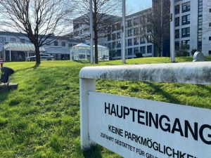 Die angekündigte Strukturreform der Bundeswehr könnte Auswirkungen auf den in Koblenz ansässigen Sanitätsdienst der Bundeswehr und damit auf die Strukturen des Bundeswehrzentralkrankenhauses und der gesundheitlichen Versorgung in der Region haben. Fotos: Michaela Cetto (2) und Philip Rünz (1, Fahne)