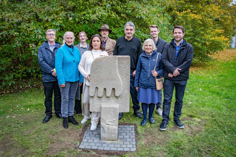 Scheuermann-Skulptur ziert Rübenacher Weg