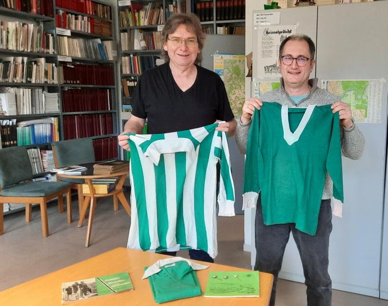 Stadtarchiv Lahnstein erhielt besondere Vereinsnadel und Trikots vom SV 1911 Niederlahnstein Lahnsteiner Fußballverein spielte 1960 in höchster Liga