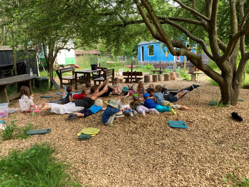 Yoga-Projekt begeistert Groß und Klein im Waldkindergarten