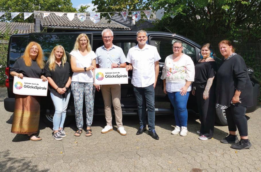 Kinder freuen sich über neuen BOB