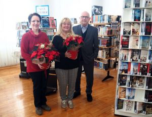 Bürgermeister Michael Kessler überreichte Doris Hidde (Mitte) und Marlies Kirst stellvertretend für alle Mitarbeiterinnen Weihnachtssterne als Dankeschön