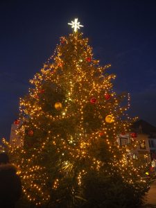 Weihnachtsbaum erstrahlt in voller Pracht