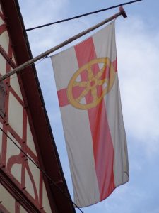 Fahne mit Wappen am Alten Rathaus (Fotos: Slg. Stadtarchiv Lahnstein)