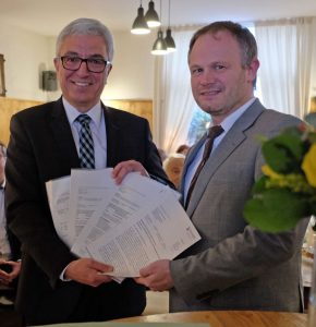 Oberbürgermeister Jan Einig nahm erfreut die Bewilligungsbescheide aus den Händen von Innenminister Roger Lewentz entgegen.