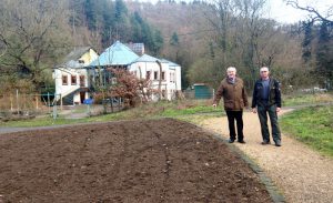 Bernhard Wiemer und Michael Schneider begutachten die Fläche, die derzeit in eine Blumenwiese umgewandelt wird. 