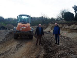 Erster Beigeordneter Bernhard Wiemer und Wassermeister Dirk Schade sind zufrieden mit dem Verlauf der Baumaßnahmen im Baugebiet Bendorf Süd III.