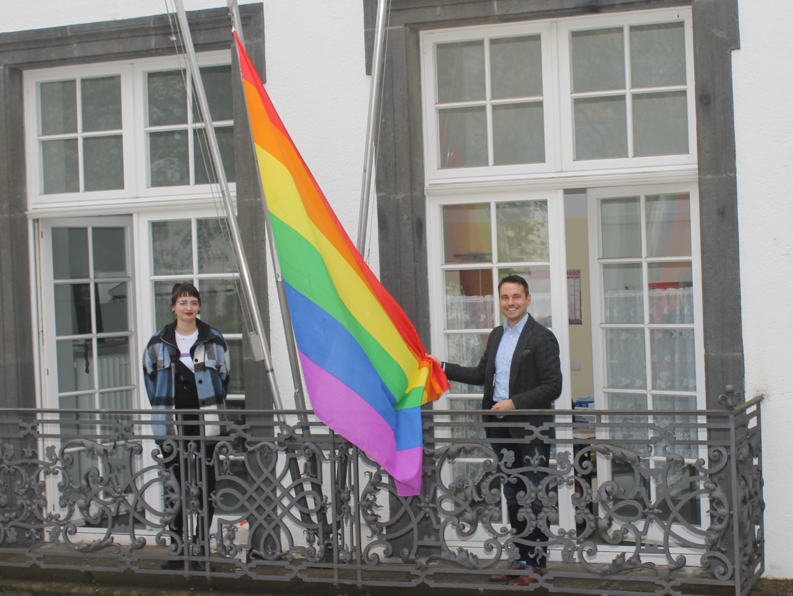 Regenbogenfahne weht über Rathauseingang