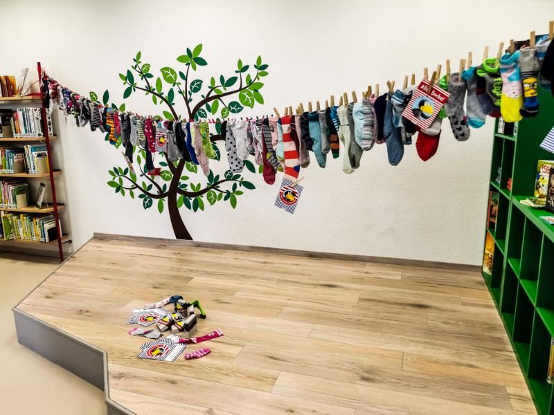 Sockengirlande in der Lahnsteiner Bücherei – 123 Kinder machten bei der Aktion zum Geburtstag von Rabe Socke mit