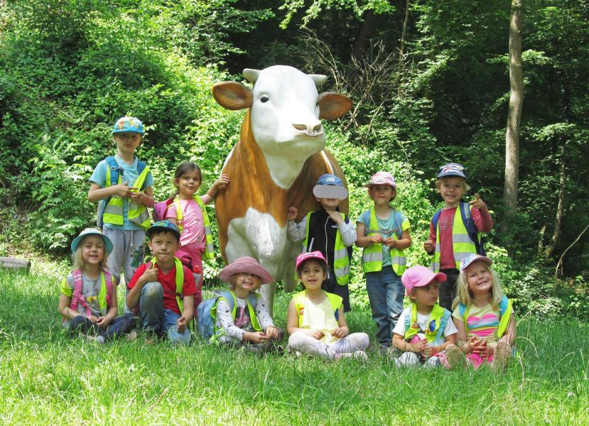 Abwechslungsreiche Abschlusswoche im Wald – Regenbogen-Kinder erkundeten Gebiet rund um die Ochsenalm