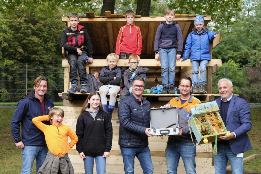 Kofferweise Hammer für den Bauspielplatz – thyssenkrupp Rasselstein GmbH spendet 28 Werkzeugkoffer
