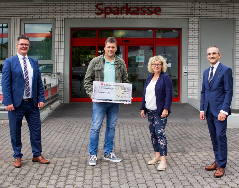 Deichstadtpokal: Spenden für Dernauer Kita – TuS Rodenbach und Sparkasse Neuwied spenden 3500 Euro