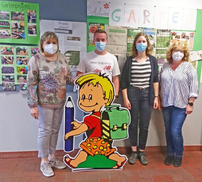 Auf jüngste Verkehrsteilnehmer achten – Stadtteilbüro übergibt Warnschilder an Schule und Kita