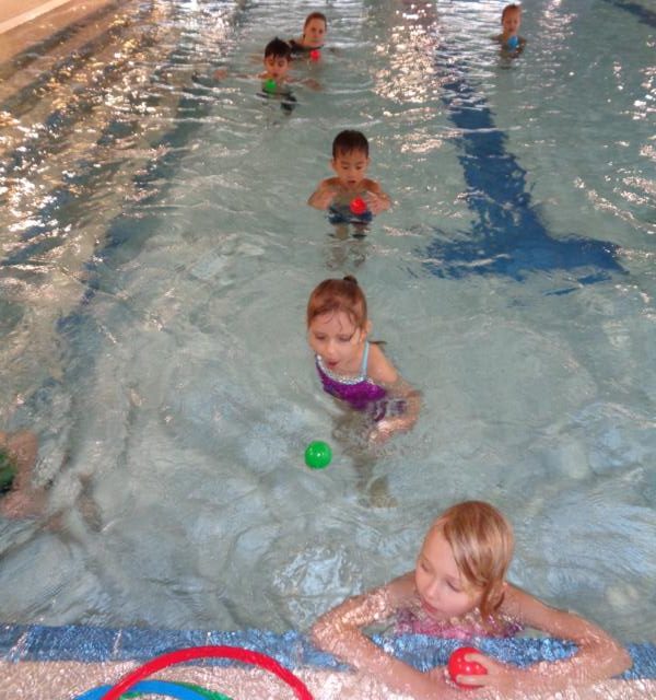 Die Vorschulkinder der Kita LahnEggs besuchen das Hallenbad