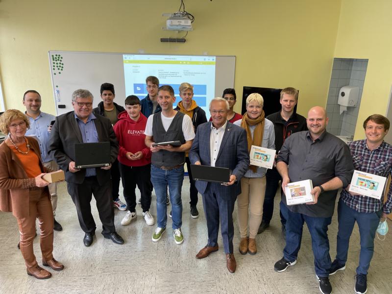 Schulen des Kreises sind technisch up to date – Digi-Pakt: Ausbau der digitalen Infrastruktur an den 25 Schulen des Kreises erfolgreich abgeschlossen