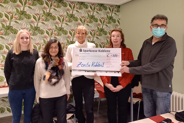 Spendenübergabe des Zonta Clubs Koblenz I an Verein „Die Schachtel e.V.“