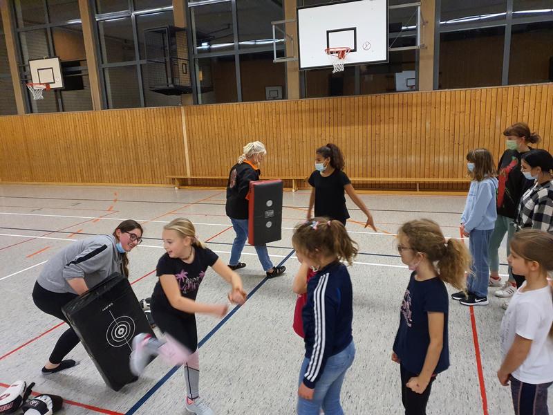 Mädchen lernen, sich selbstsicher zu behaupten