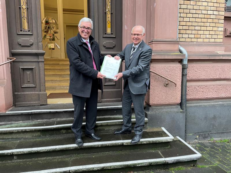 Zuwendungsbescheid für einen Gerätewagen Wasserrettung in Lahnstein – Minister Roger Lewentz überreicht finanzielle Unterstützung