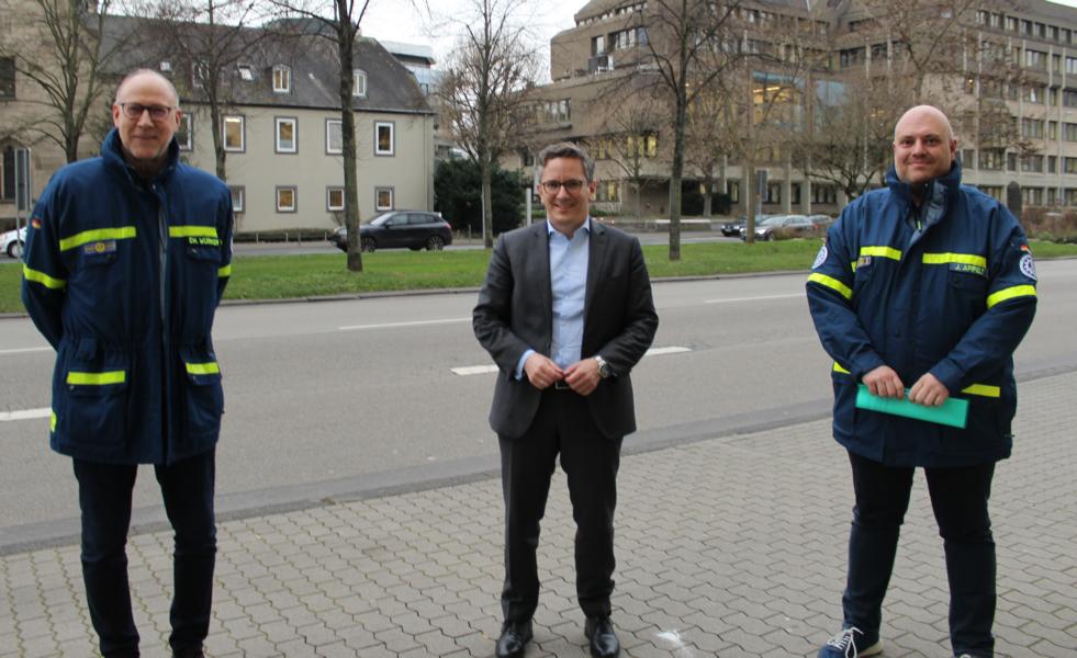 Thorsten Rudolph informiert sich bei Verantwortlichen des THW über die aktuelle Situation der Ortsverbände