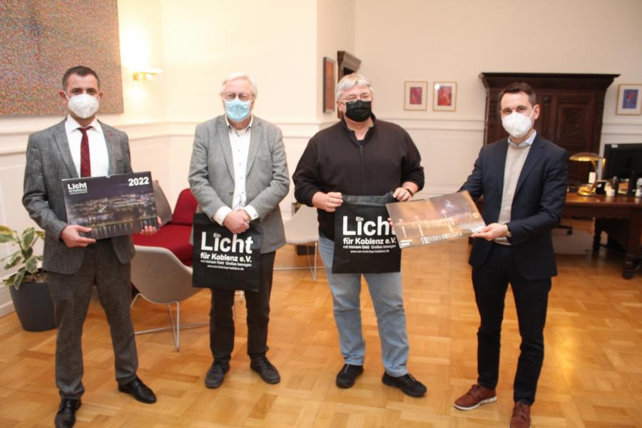 Kalender „Ein Licht für Koblenz 2022“ übergeben