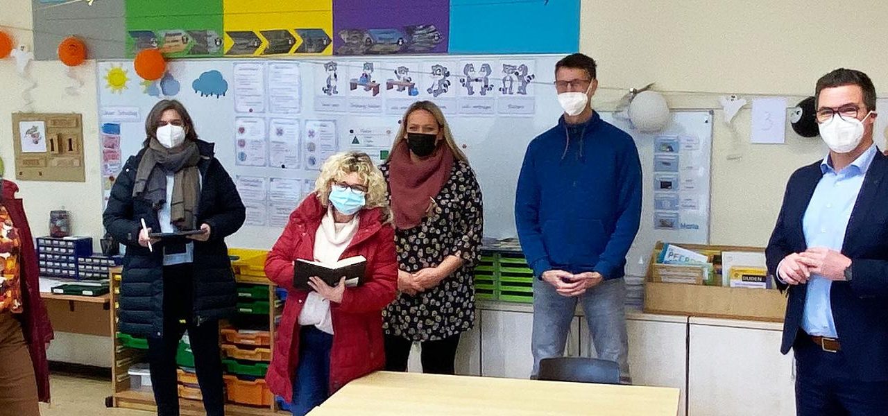 Mit Entwicklungsplan Schulen zukunftssicher machen – Bürgermeister und Amtsleiterin besuchen Grundschulen