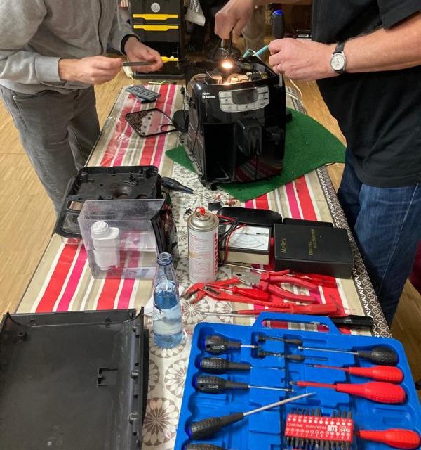 Aus alt mach neu: erstes Repair Café 2022 im Lahnsteiner Jugendkulturzentrum – Es wurde wieder geschraubt und repariert