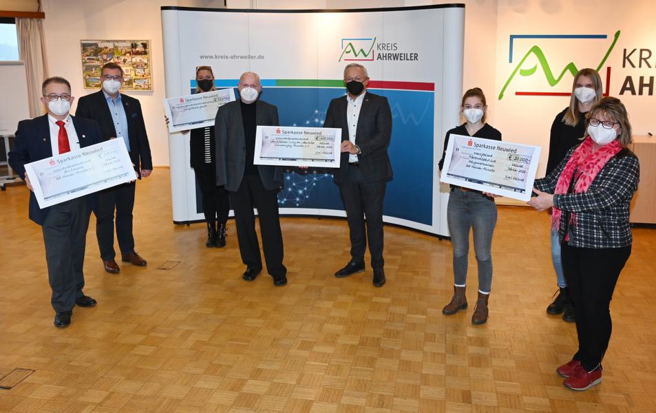 292.000 Euro für die Menschen im Ahrtal – Landrat Achim Hallerbach überbrachte Spenden aus dem Kreis Neuwied – „Wir vergessen Euch nicht!“ – Vier konkrete Projekte