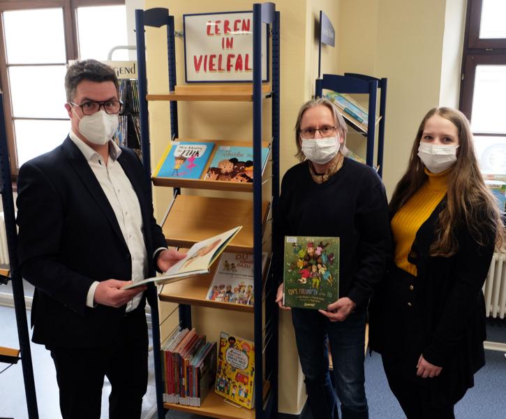 StadtBibliothek: Kinderbücher müssen Vielfalt abbilden – Neue Abteilung eingerichtet – Bürgermeister Jung lobt Aktion
