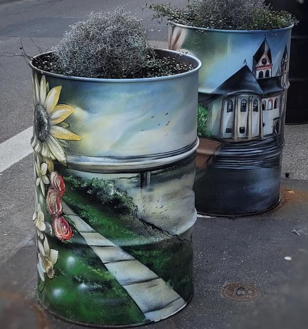 Graffiti verschönern Fässer auf der Hauptstraße – Alex „Moha“ Heyduczek schafft kleine Kunstwerke