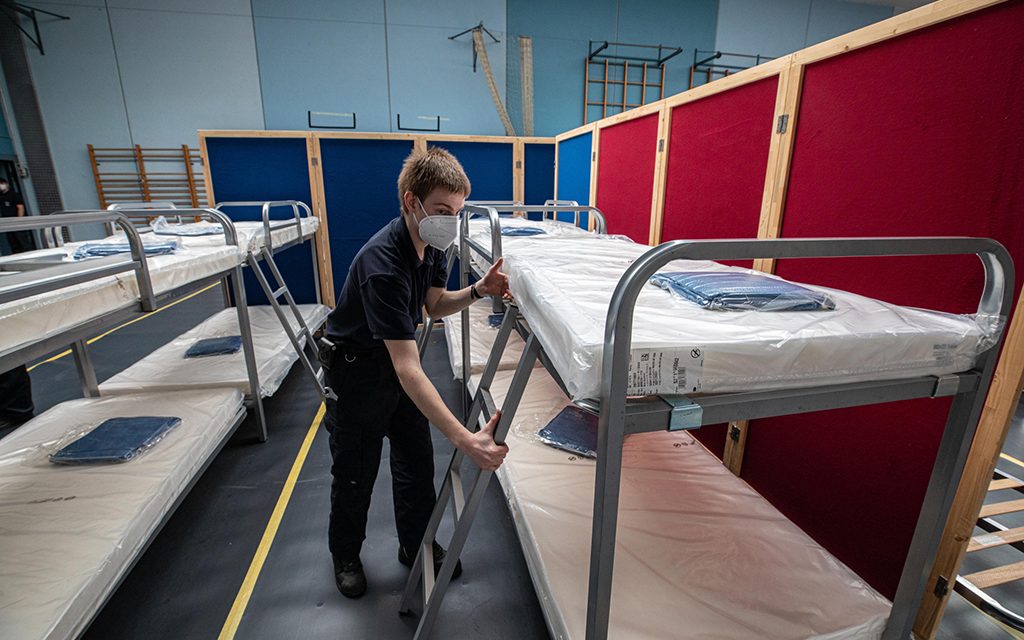 Geflüchtete aus Ukraine: Stadt bereitet Unterbringungsmöglichkeit in Sporthalle vor