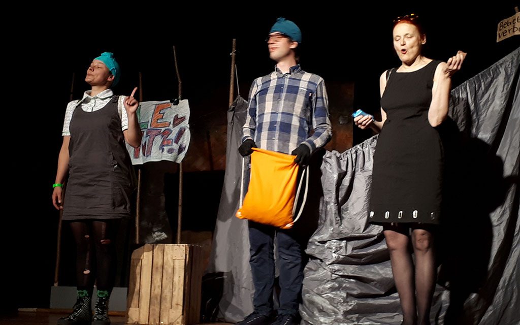 „Sind alle satt?“ – Gruppe Theaterspiel thematisiert im Johannesgymnasium Lahnstein die großen Fragen des Zuviels und Zuwenigs