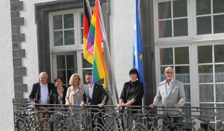 Regenbogenfahne am Koblenzer Rathaus