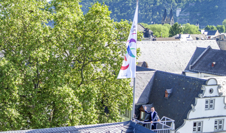 OB Langner hisst Geburtstagsfahne auf Rathausdach