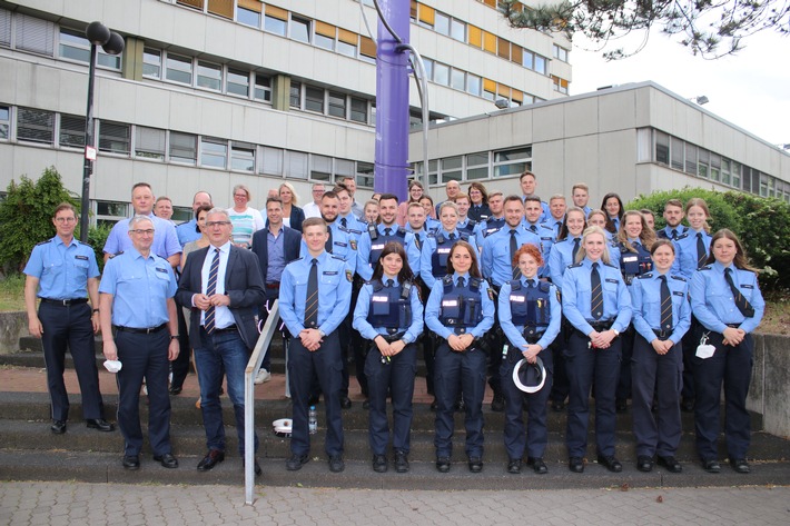 Polizeipräsident Karlheinz Maron begrüßt neue Mitarbeiterinnen und Mitarbeiter