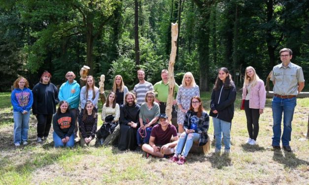 Kunst im Wald – Holzworkshop: Kunstwerke laden zu einem Besuch im Wald ein