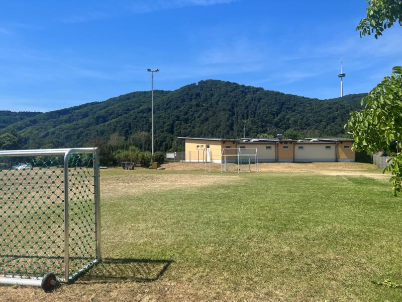 Auf den Bolzplatz, fertig, los!
