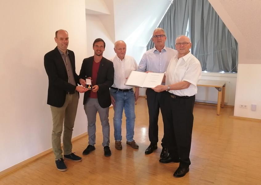 Landesverdienstmedaille für ehrenamtliches Engagement des EKHK a.D. Süßenbach beim Weissen Ring e.V. verliehen (FOTO)