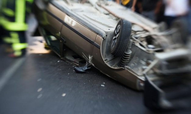Pkw landet auf dem Dach – Fahrerin leicht verletzt