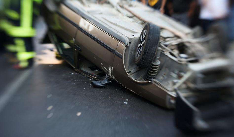 Pkw landet auf dem Dach – Fahrerin leicht verletzt