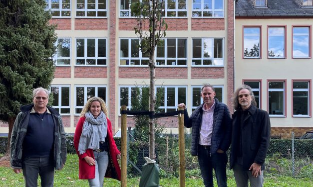 Bäume für Generationen Michael König spendet Zierkirsche für den Schillerpark