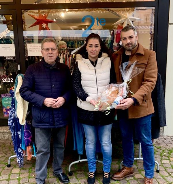 Nachhaltig shoppen: „2te Chance“ eröffnet in der Burgstraße  Bürgermeister Dornbusch bringt Brot und Salz zum Einzug