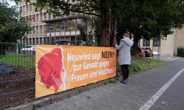 Stadt Neuwied setzt Zeichen gegen Gewalt an Frauen