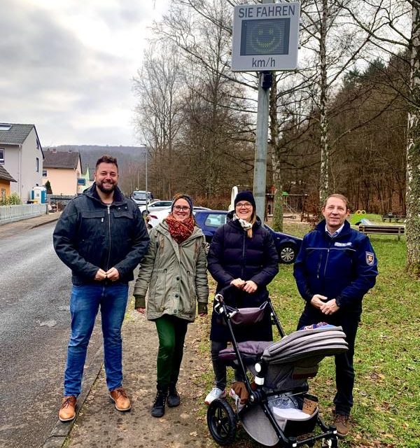 Für ein Lächeln auf Lahnsteins Straßen: Smiley gegen Temposünder  Anwohner spenden für Geschwindigkeitsmessanlage