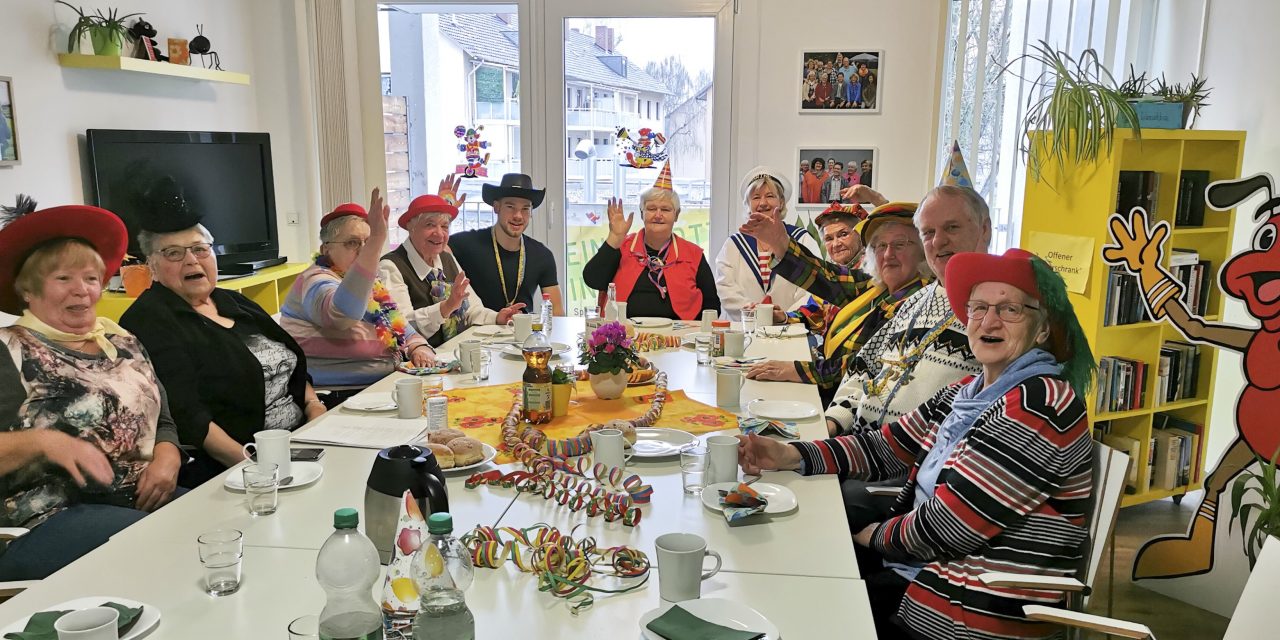 Karneval im Stadtteiltreff: Senioren feiern kräftig mit