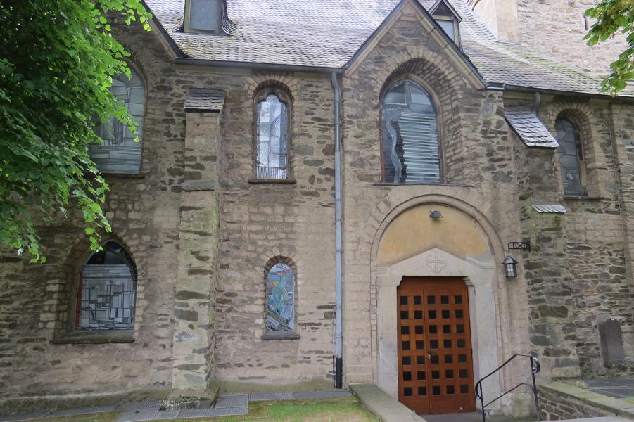Historisches Gotteshaus trifft moderne Glaskunst