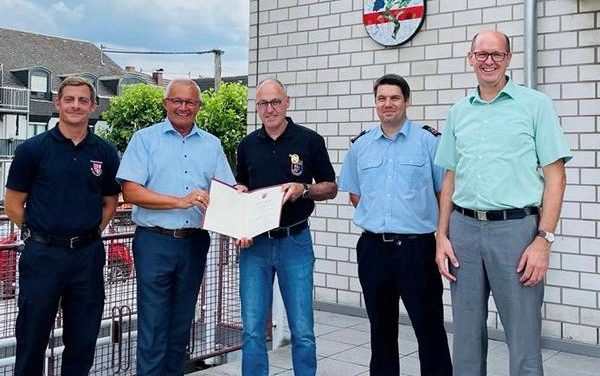 Wolfgang Zimmermann erhält das Goldene Feuerwehrehrenzeichen