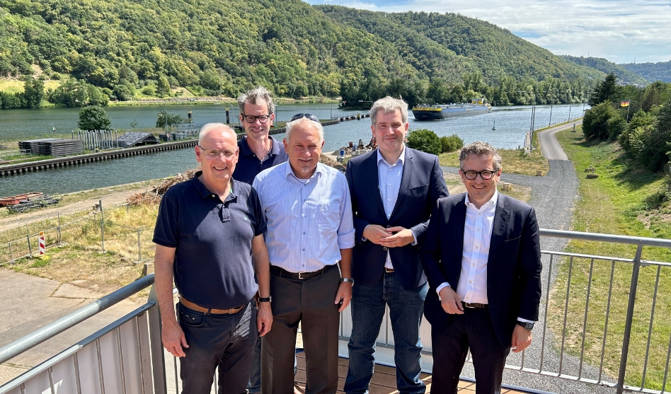 Die SPD-Bundestagsabgeordneten Rudolph und Hakverdi informieren sich über den Bau der zweiten Schleusenkammer in Lehmen