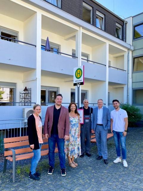 Haltestelle wird zur Anlaufstelle für demenzkranke Menschen: koveb richtet im Seniorenzentrum Laubach Schein-Haltestelle ein