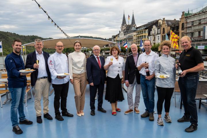 Schwimmende Weinprobe 2023: Rheinland-pfälzischer Innenminister Michael Ebling zum Bopparder Ehrenwinzer ausgezeichnet